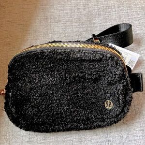 Lululemon everywhere belt bag